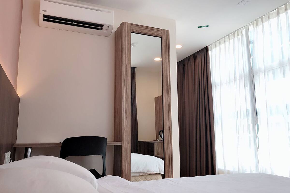 Minibar, in-room safe, desk, iron/ironing board