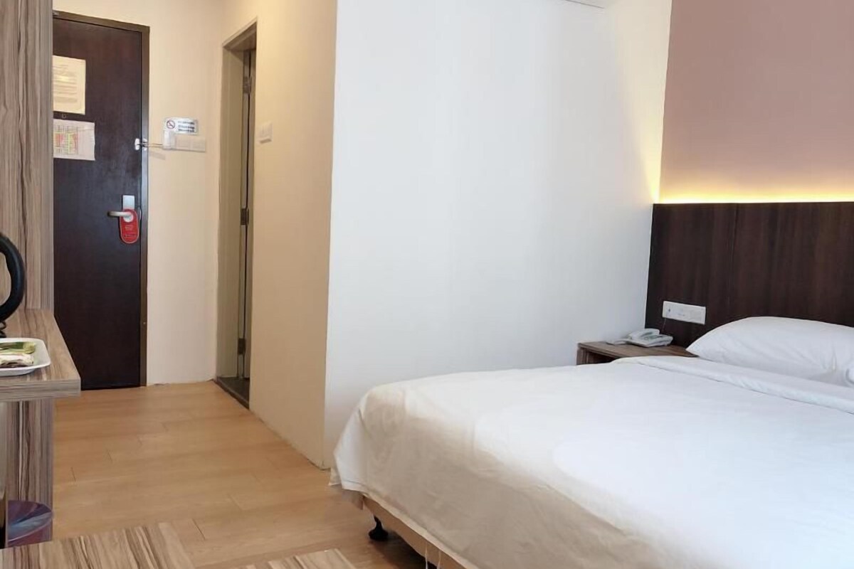 Minibar, in-room safe, desk, iron/ironing board (on request)