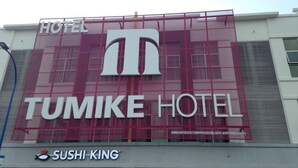 A hotel sign with the name "TUMIKE HOTEL" and a logo. - Tumike Hotel Bentong (Bentong)