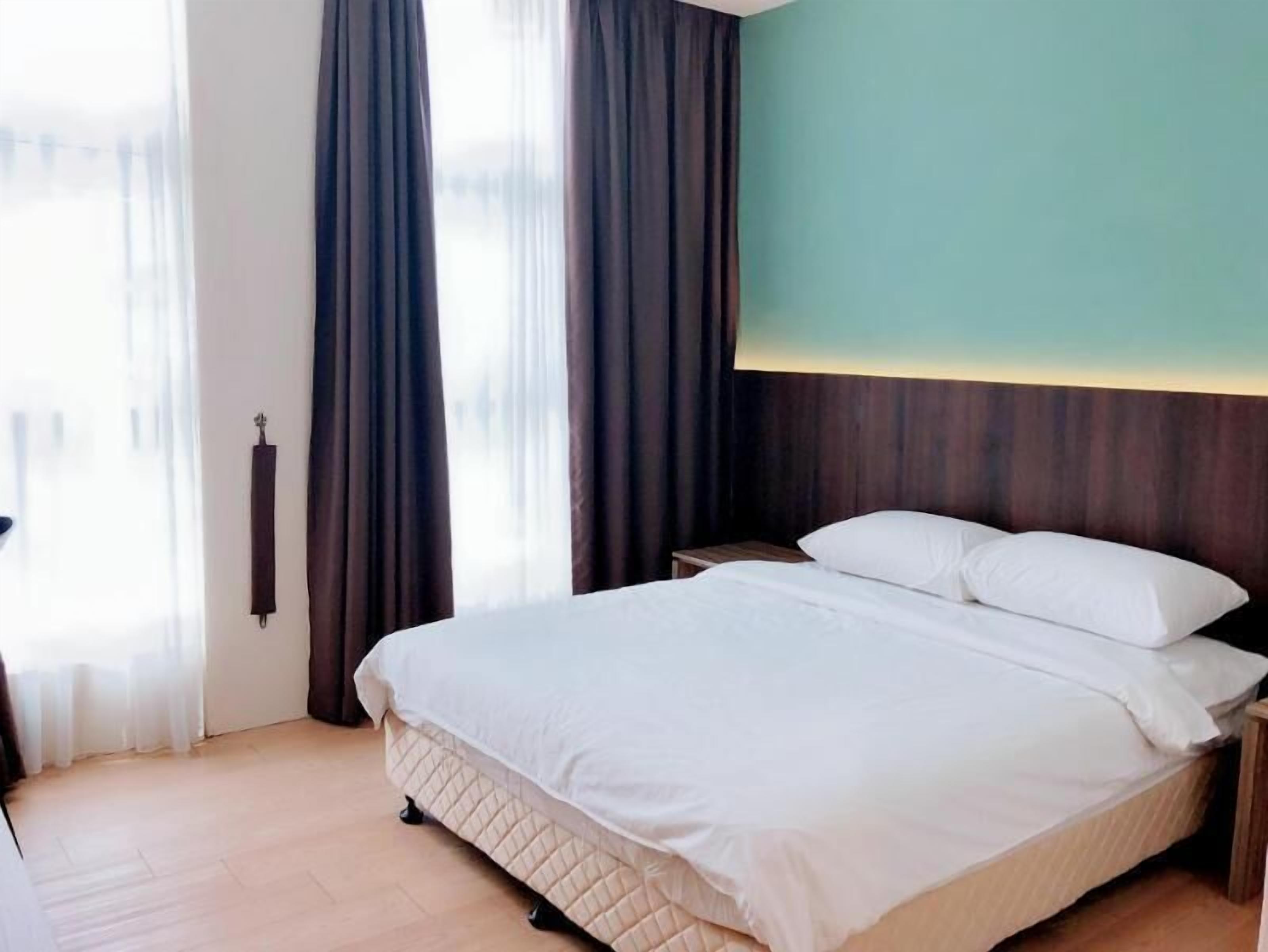 Een minibar, een kluis op de kamer, een bureau