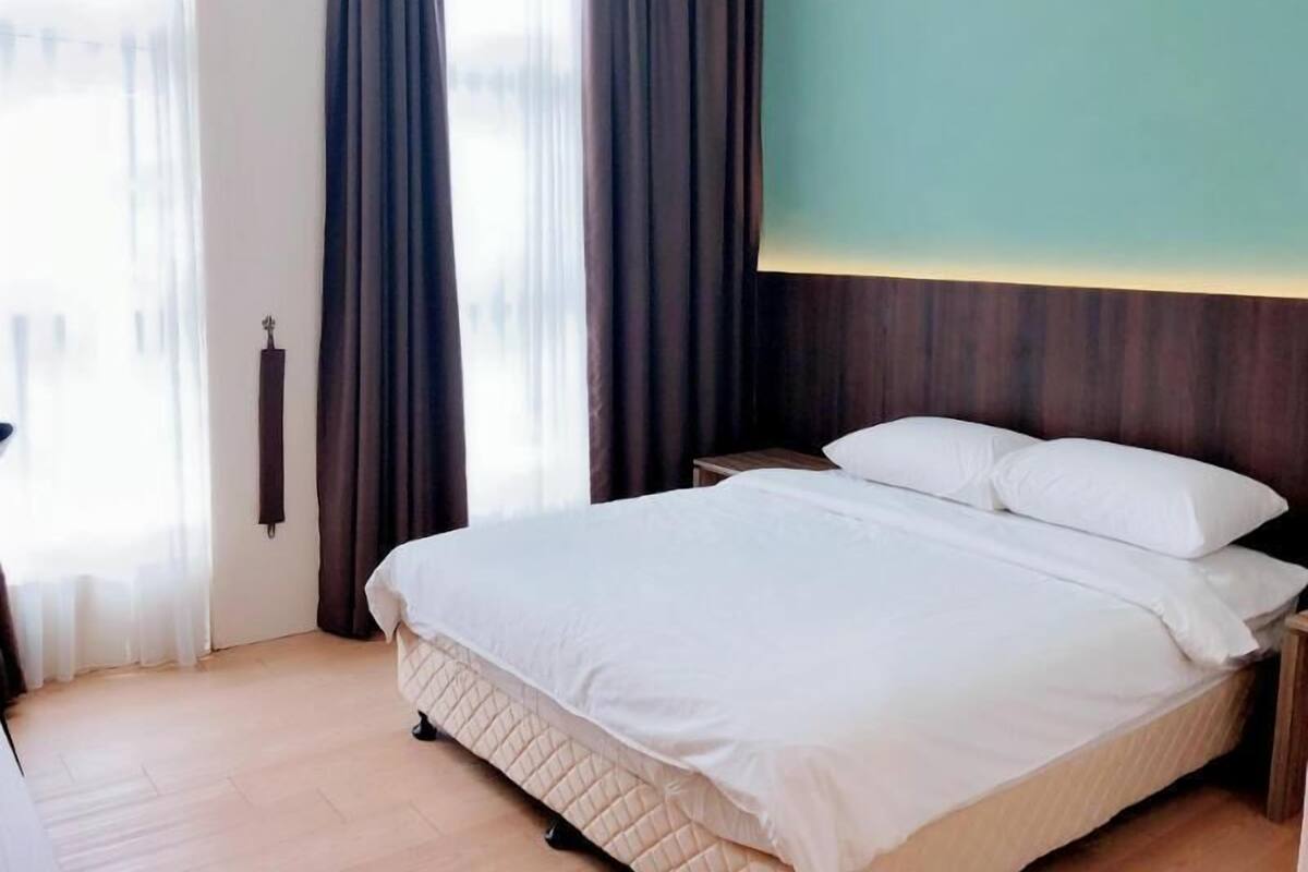Minibar, in-room safe, desk, iron/ironing board