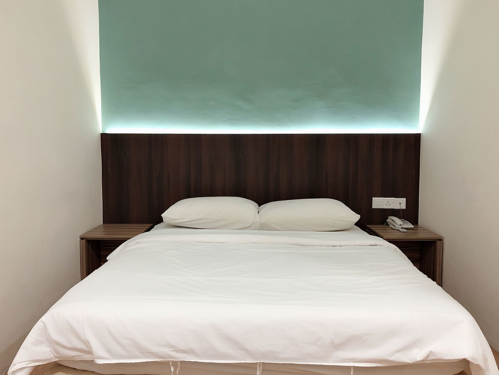 Een minibar, een kluis op de kamer, een bureau