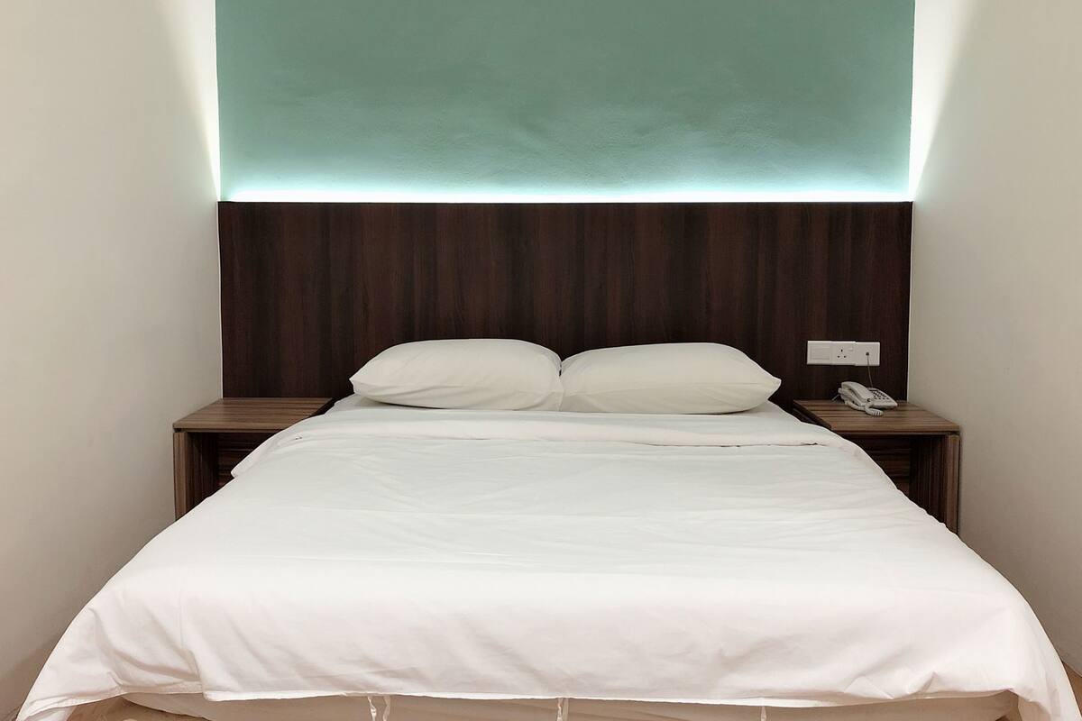 Minibar, in-room safe, desk, iron/ironing board