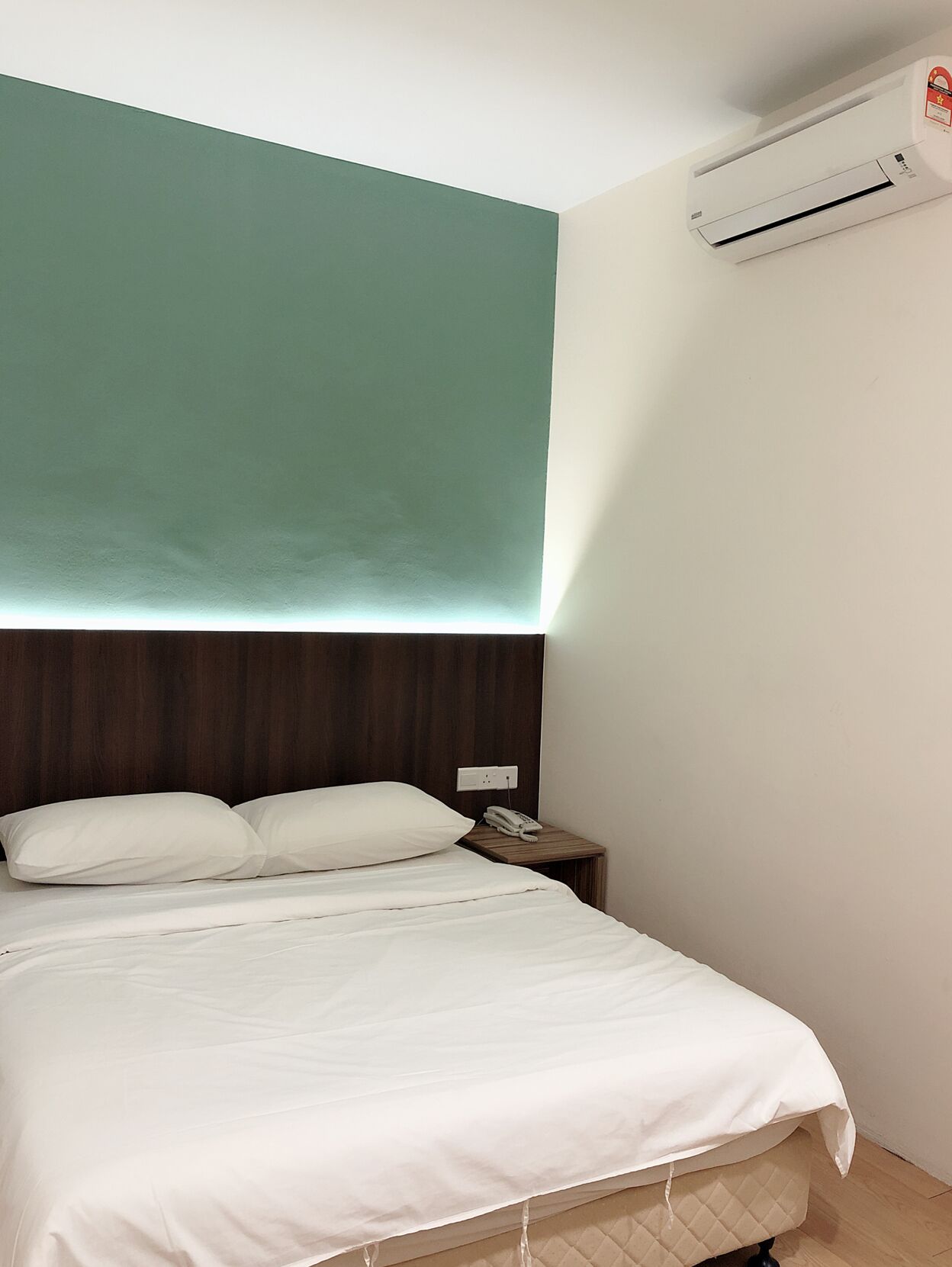 Minibar, in-room safe, desk, iron/ironing board
