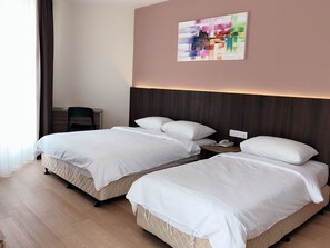 Deluxe Triple Room | In-room safe, desk, iron/ironing board, free WiFi