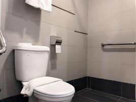 Habitación Deluxe doble | Baño | Ducha y cabezal de ducha tipo lluvia