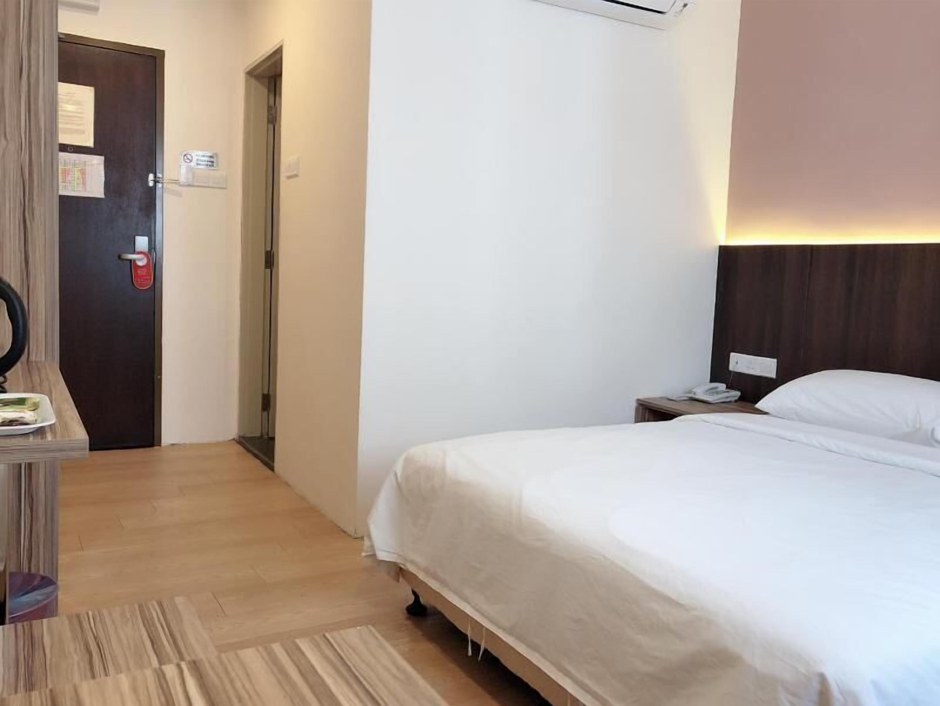 Een minibar, een kluis op de kamer, een bureau