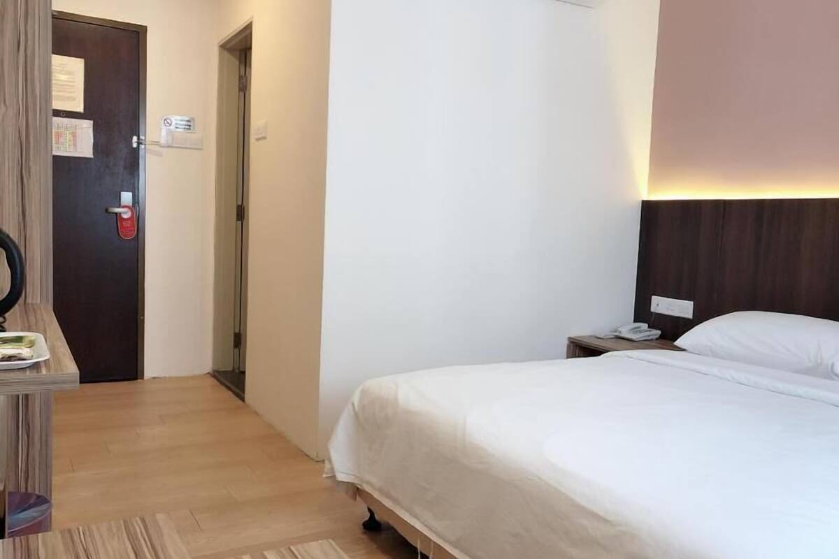 Minibar, in-room safe, desk, iron/ironing board