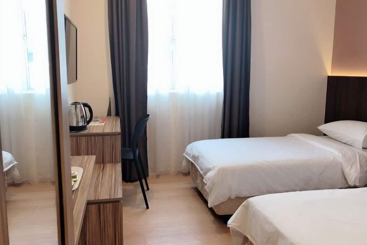 Een minibar, een kluis op de kamer, een bureau