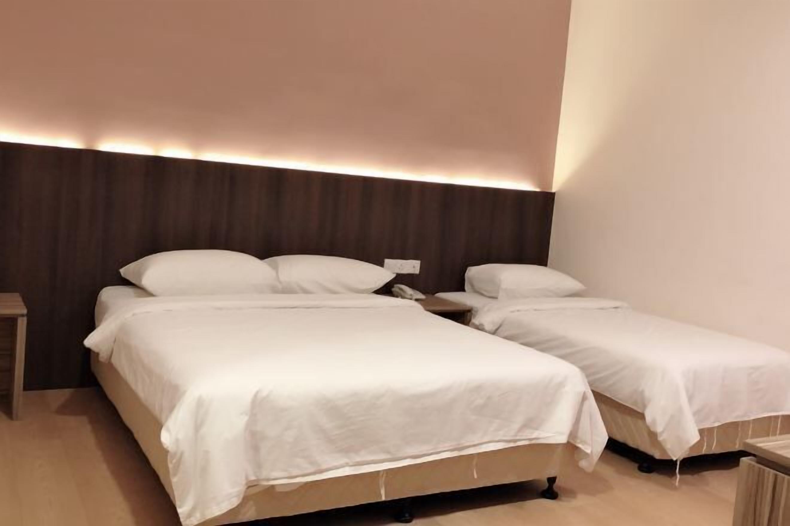 Minibar, in-room safe, desk, iron/ironing board