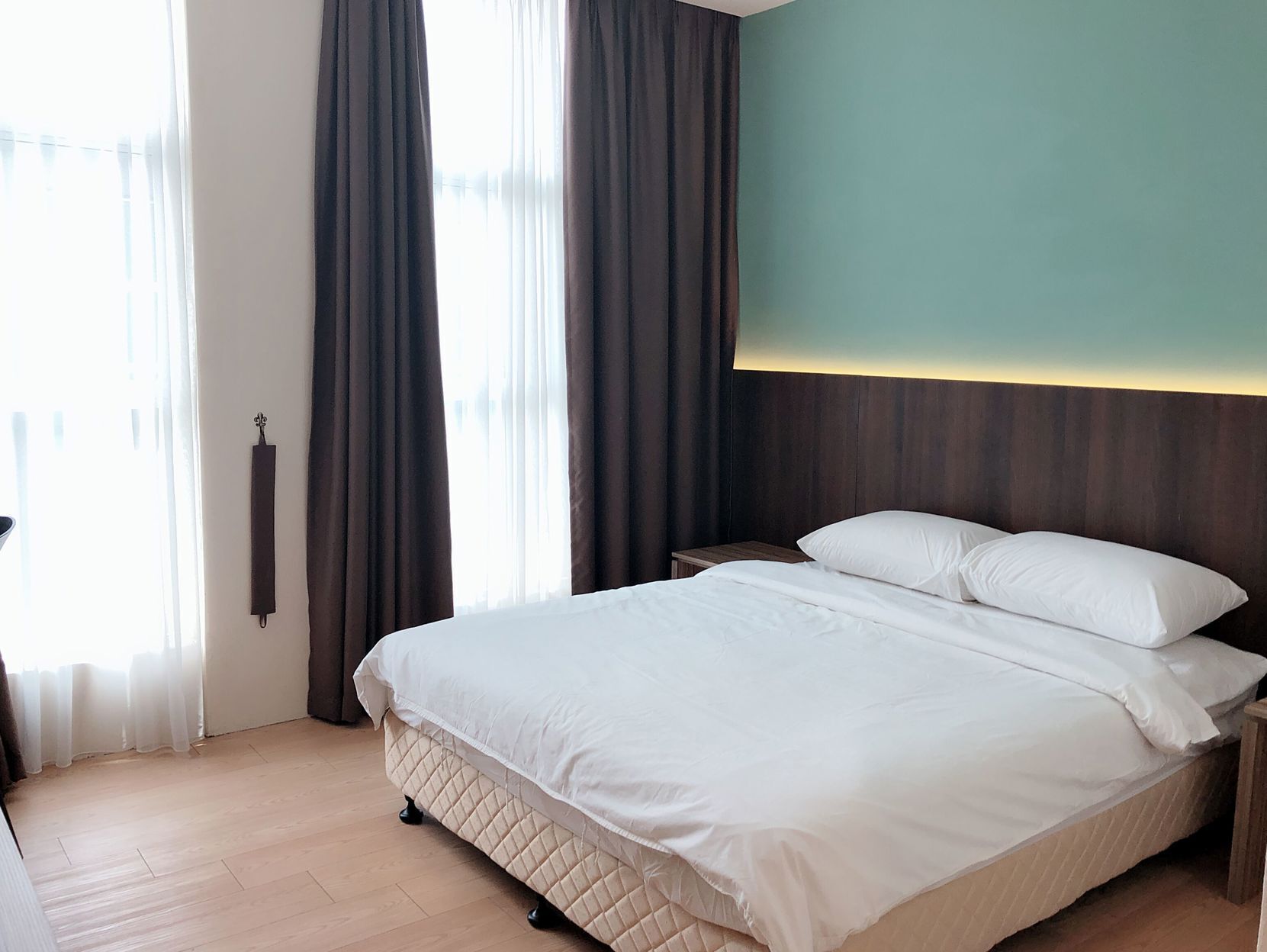 Een minibar, een kluis op de kamer, een bureau