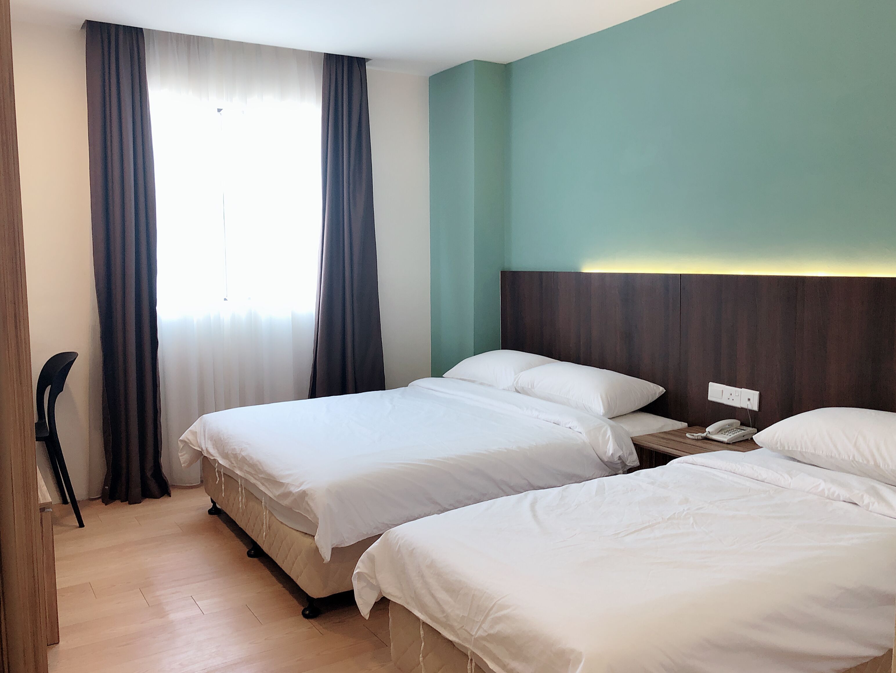 Een minibar, een kluis op de kamer, een bureau