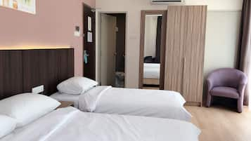 Deluxe Triple Room | In-room safe, desk, iron/ironing board, free WiFi