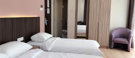 Deluxe Triple Room | Peti besi dalam bilik, meja, seterika/papan seterika, Wi-fi percuma 