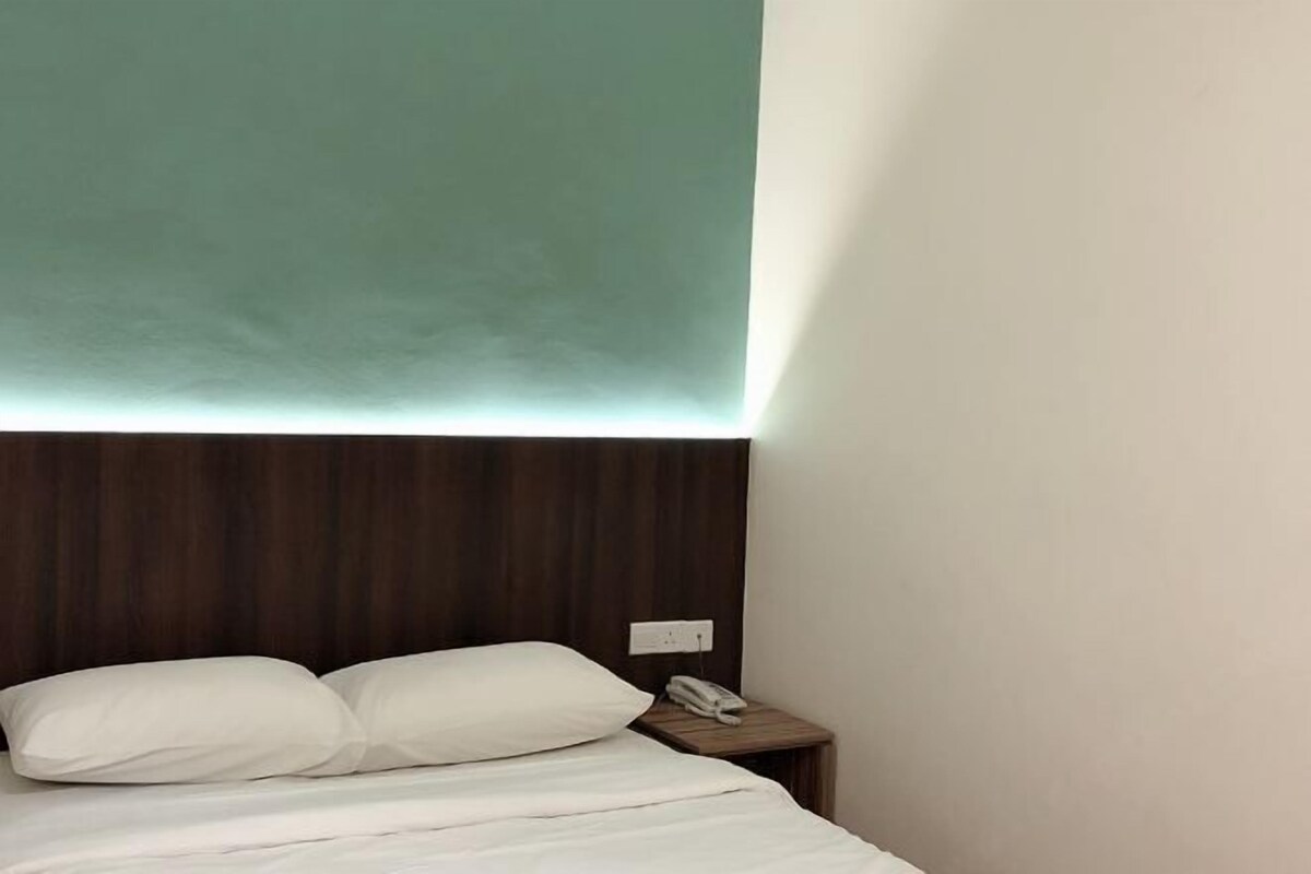 ミニバー、セーフティボックス (室内)、デスク、アイロン / アイロン台