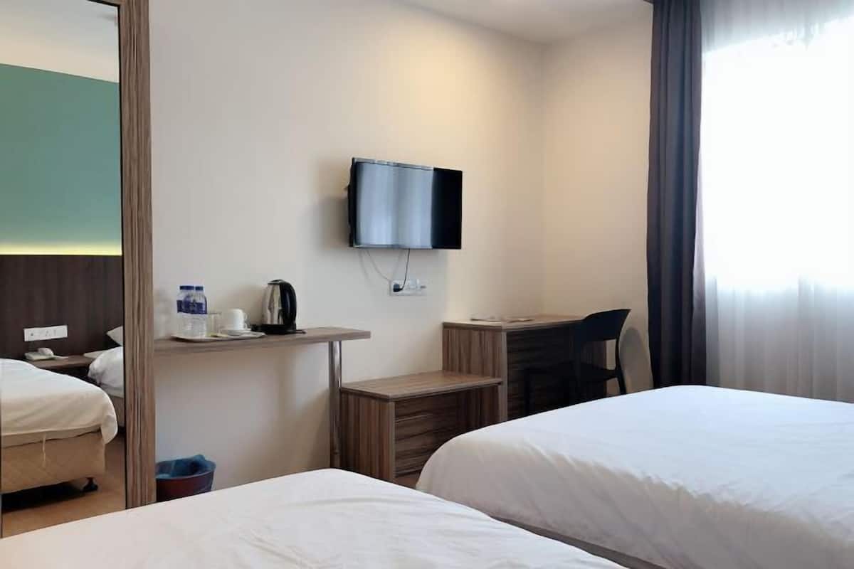 Een minibar, een kluis op de kamer, een bureau