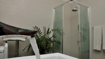 Family Villa, 5 Bedrooms | Bathroom | Shower, free toiletries, hair dryer, towels