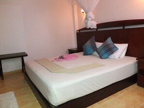 Family Villa, 5 Bedrooms | 5 bedrooms, in-room safe, iron/ironing board, free cots/infant beds - Hikka Villa (Hikkaduwa)