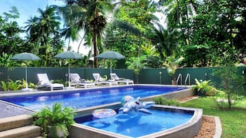 Villa familiar, 5 habitaciones | Alberca | Alberca al aire libre