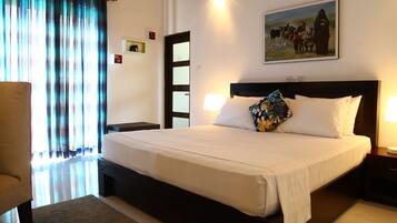 6 bedrooms, individually decorated, individually furnished, desk