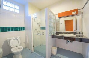 A bathroom with a toilet, a glass-enclosed shower, a sink, and a mirror. - Nuntiya Terrace (Udon Thani)