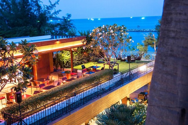 A rooftop terrace with outdoor seating and a view of the sea. - Tri-Shawa Resort (Prachuap Khiri Khan)