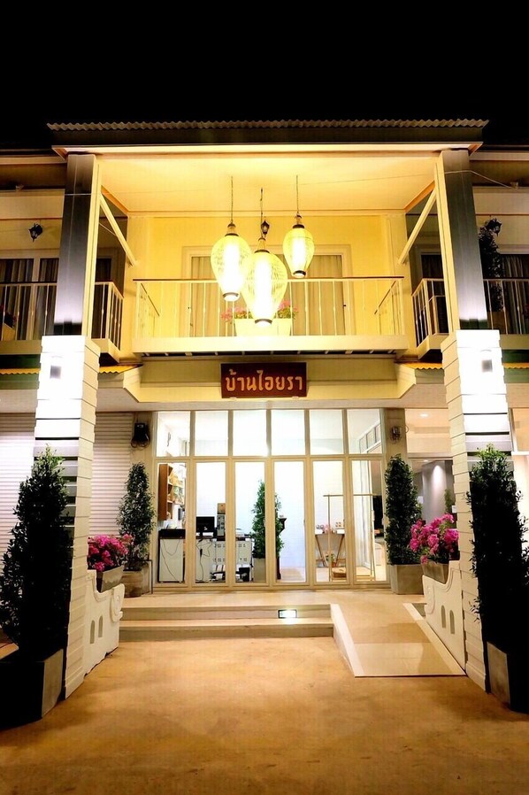 住宿正面 (夜晚)