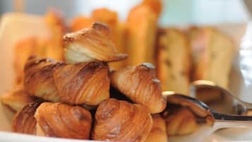 A bowl of croissants.