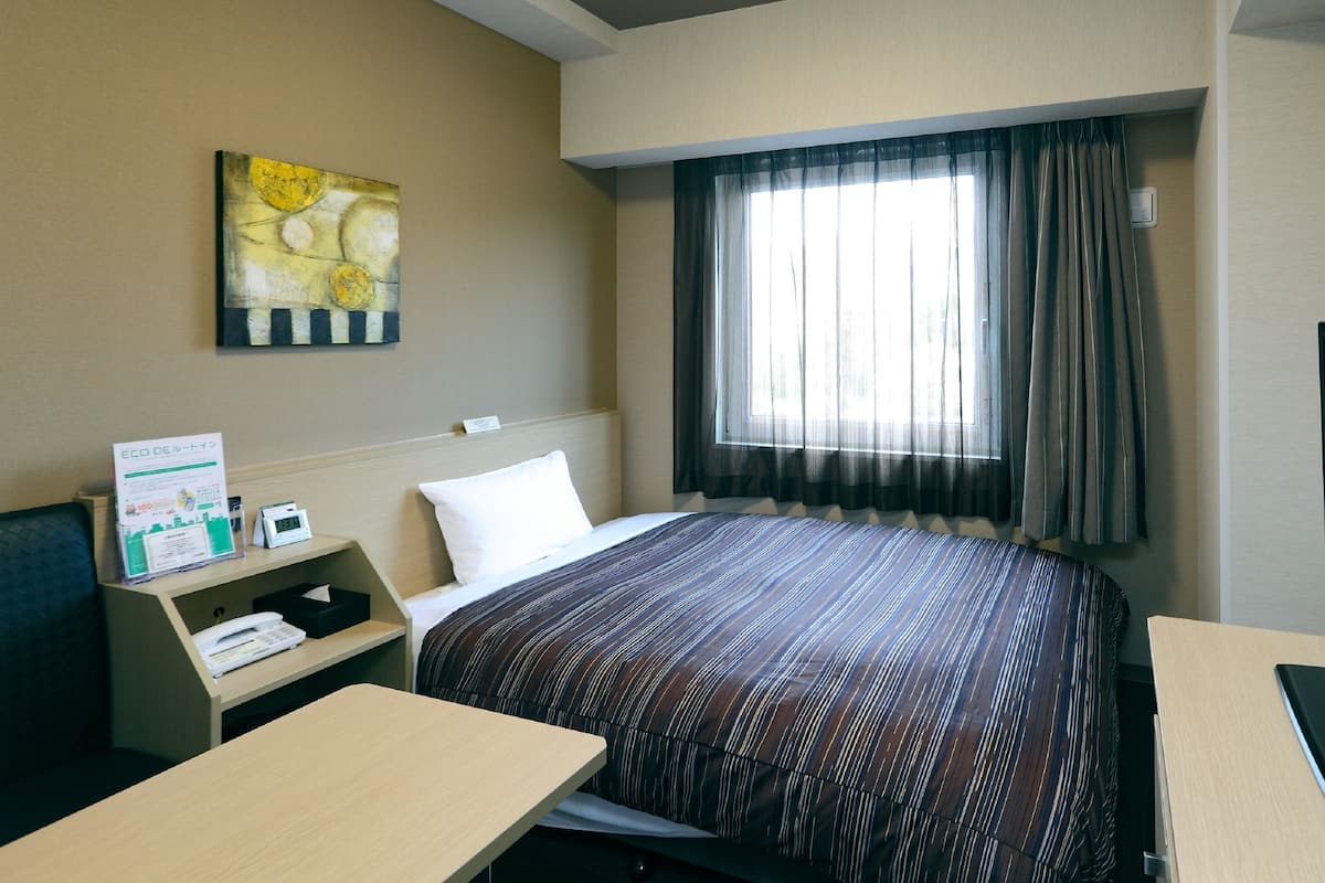 Een bureau, gratis wifi, beddengoed