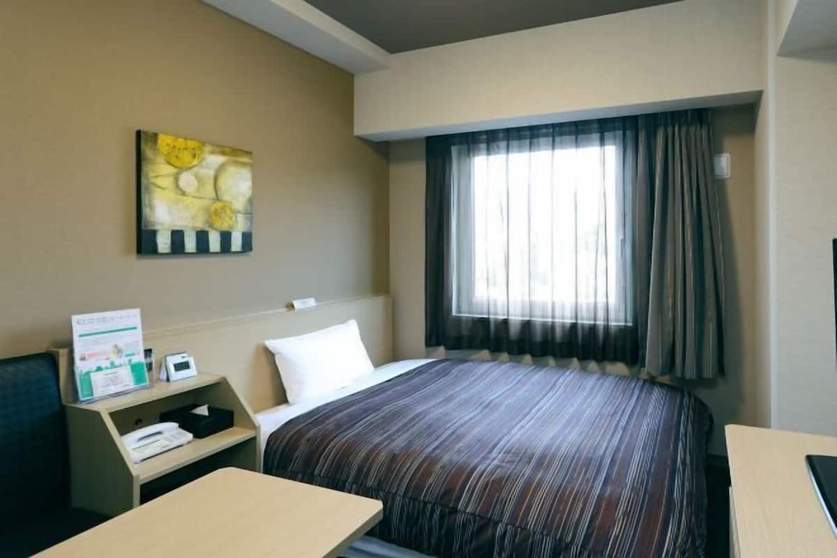 Een bureau, gratis wifi, beddengoed