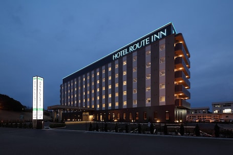 A multi-story hotel with a prominent sign reading "HOTEL ROUTE INN".