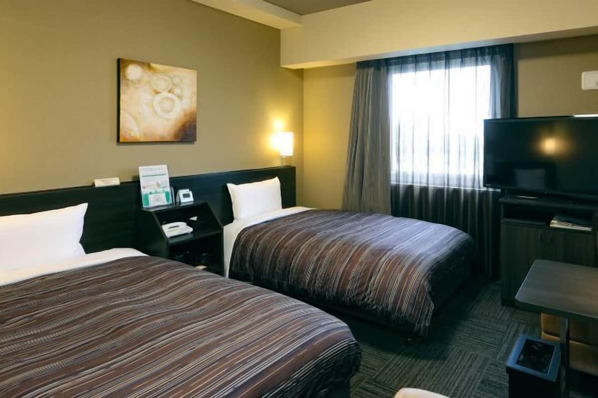 Een bureau, gratis wifi, beddengoed