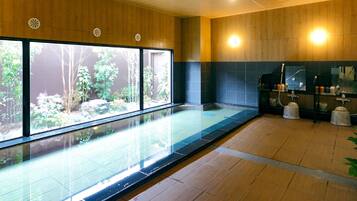 Beltéri pezsgőfürdő