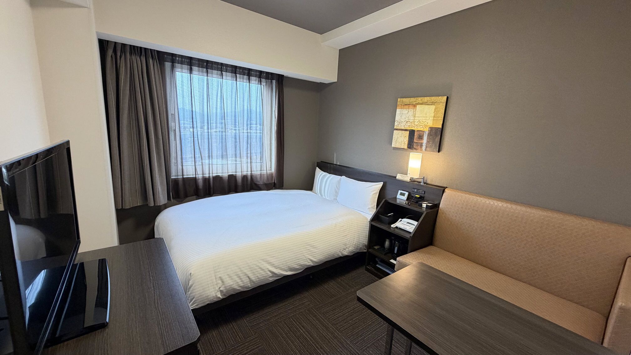 Desk, free WiFi, bed sheets