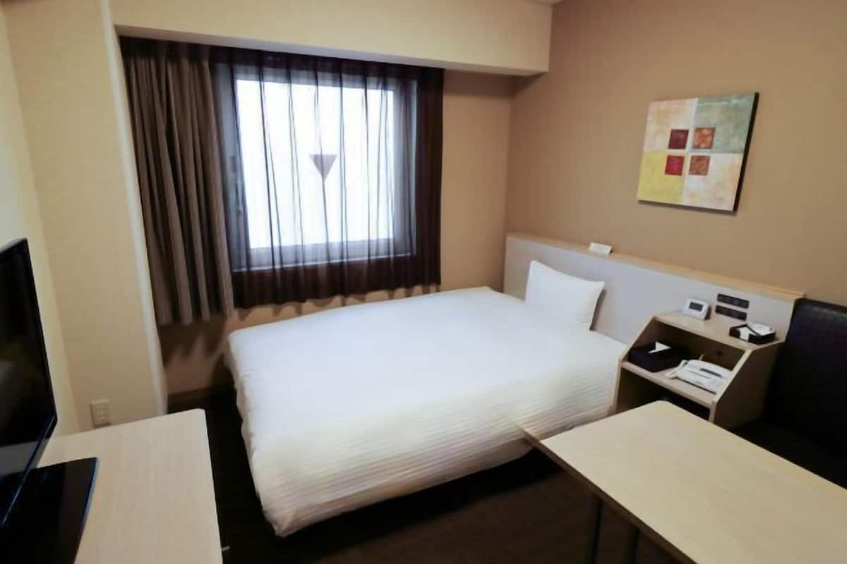 Escritorio, wifi gratis y ropa de cama