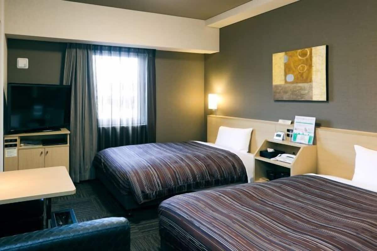 Een bureau, gratis wifi, beddengoed