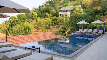 Ulkouima-allas, aurinkotuoleja