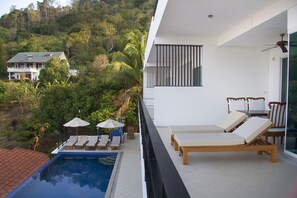 Piscine extérieure, chaises longues
