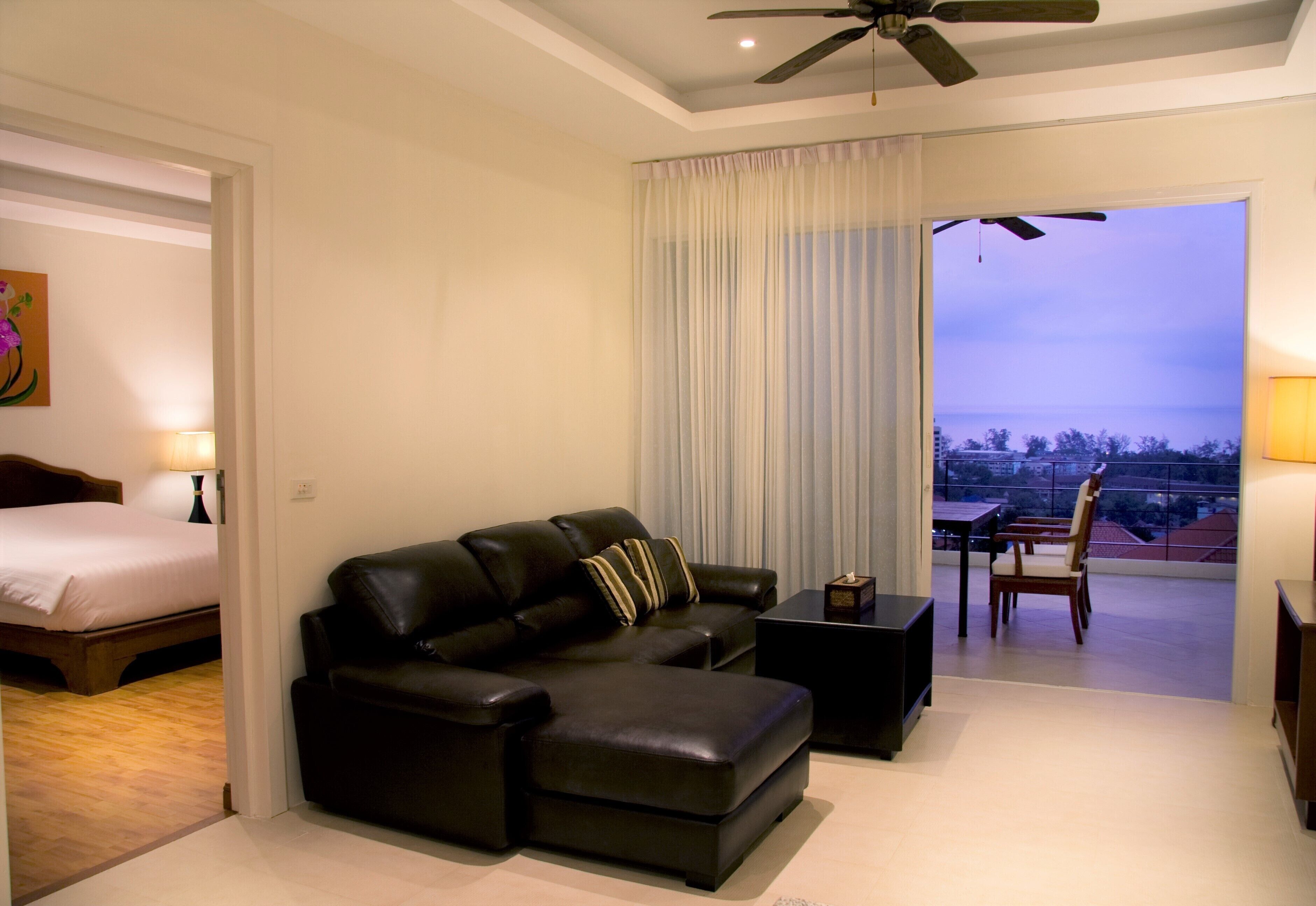 Departamento, 2 habitaciones, vista al mar | Área de sala de estar | Televisión de pantalla plana de 32 pulgadas con canales por cable 