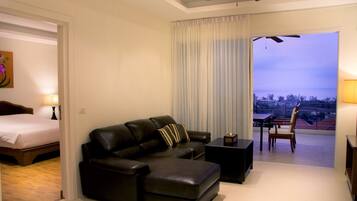 Departamento, 2 habitaciones, vista al mar | Área de sala de estar | Televisión de pantalla plana de 32 pulgadas con canales por cable