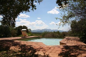 Piscina a l'aire lliure i gandules 