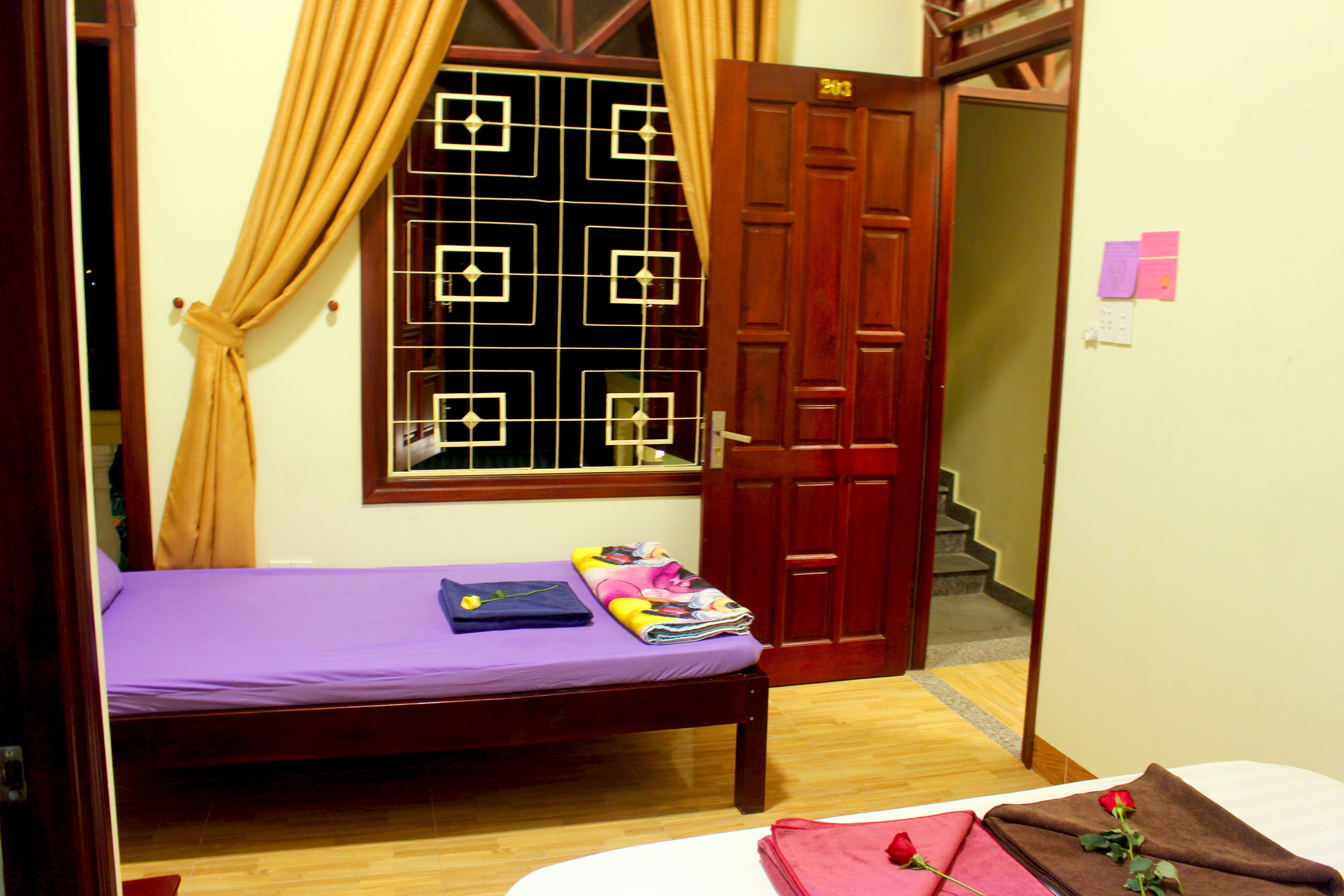 三人房 | 办公桌、免费 WiFi