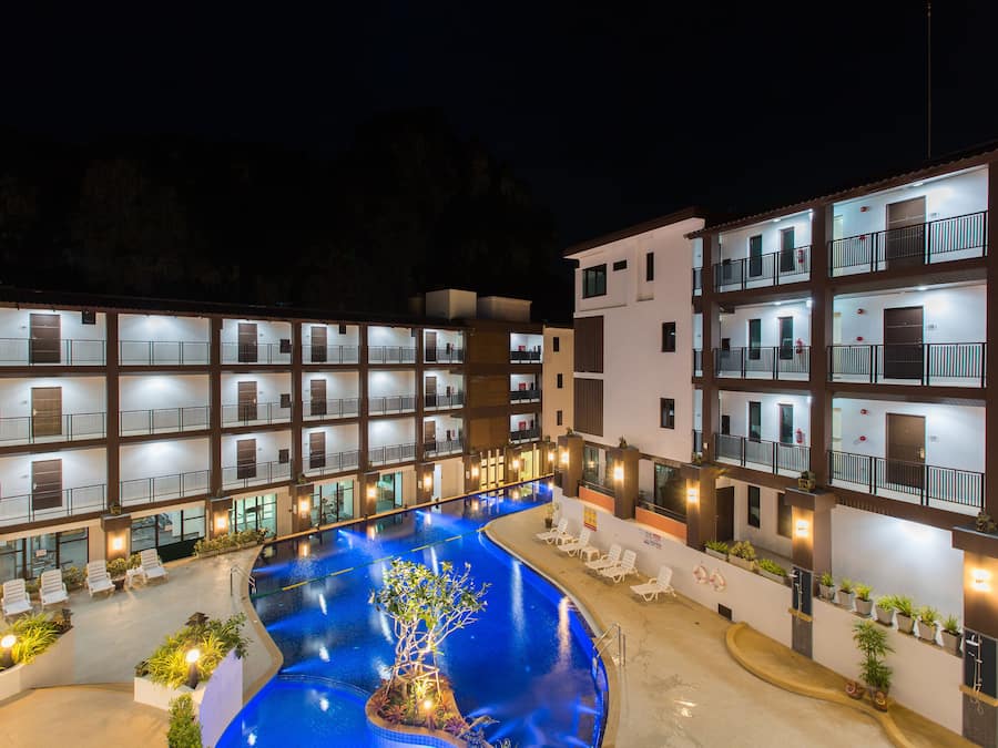 Una piscina al aire libre, sillones reclinables de piscina