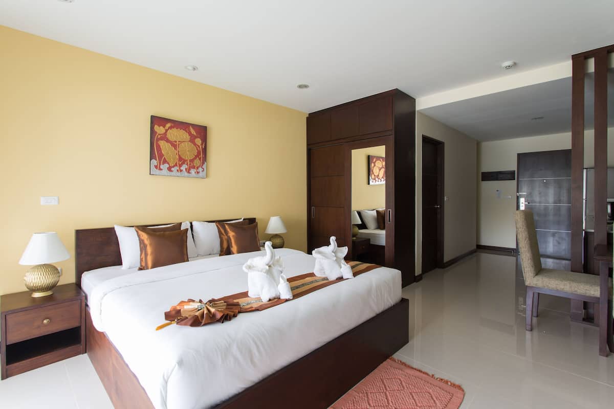 Superior Studio | 1 bedroom, in-room safe, desk, iron/ironing board