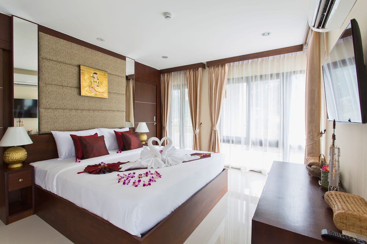 Deluxe Family Room | 1 bedroom, in-room safe, desk, iron/ironing board