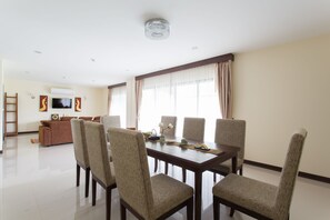 Penthouse 3 bedrooms | บริเวณนั่งเล่น | ทีวีจอแอลซีดี 40 นิ้ว พร้อมช่องดาวเทียม, ทีวี, Netflix