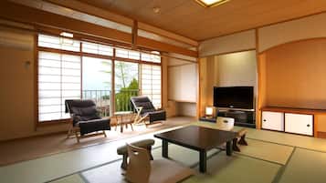 Frigobar, cofres nos quartos, escrivaninha