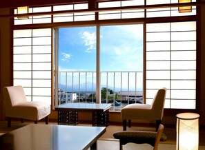 Minibar, caja de seguridad en la habitación y escritorio