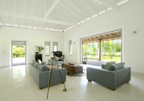 Flachbildfernseher, Tischtennisplatte