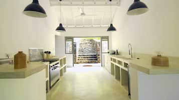 Een koelkast, een magnetron, een oven, een kookplaat